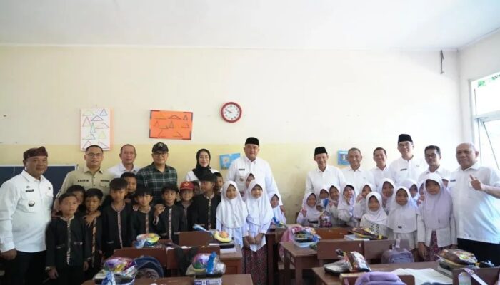 Bupati Bogor Tinjau Kondisi Sekolah Pasca Kebakaran dan Makam Garisul di Bogor Barat