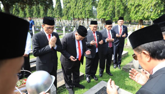 Ziarah Penuh Makna: IKAHI Kenang Jasa Pahlawan Peradilan di HUT ke-72