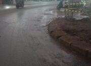 Jalan Licin Berlumpur Akibat Galian PDAM Cilegon, Beberapa Pengguna Jalan Terjatuh Dari Motor