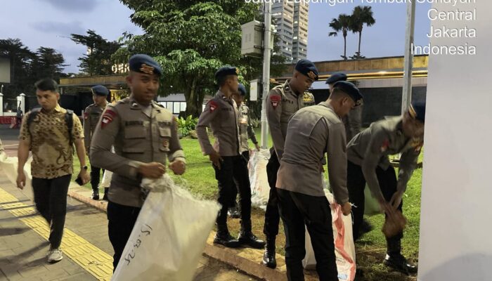 Brimob Polda Metro Sisir Sejumlah Titik Sekitar Kompleks DPR/MPR