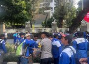 Polisi Bagikan 500 Duz Air Mineral dan Permen untuk Massa Buruh di DPR