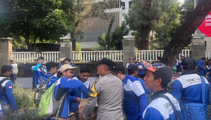 Polisi Bagikan 500 Duz Air Mineral dan Permen untuk Massa Buruh di DPR