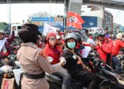 Aksi Humanis Polres Pelabuhan Tanjung Priok Bagikan Minum dan Roti Saat Buruh Rayakan May Day