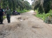 Warga Berumbun Atas Gotong Royong Perbaiki Jalan Rusak Menuju Desa Suka Makmur