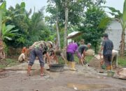 Warga Gotong Royong perbaiki jalan Poros Desa yang rusak parah 
