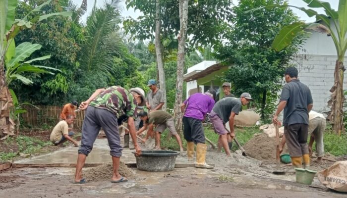 Warga Gotong Royong perbaiki jalan Poros Desa yang rusak parah 
