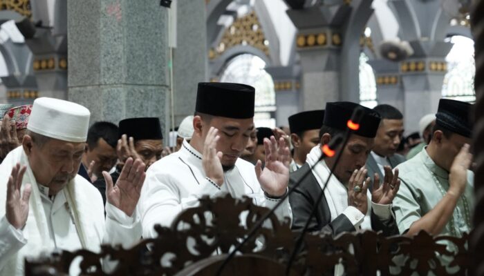 Salat Idul Adha 1446 H di Masjid Agung Nurul Ikhlas, Wali Kota Robinsar Resmikan Pengelolaan Masjid oleh Pemkot