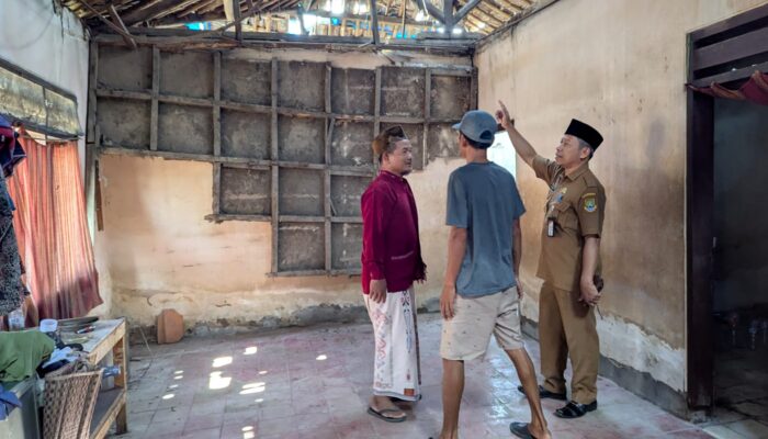 Di Balik Gemerlap Kota Baja, Warga Karang Asem Bertahan di Rumah Reyot