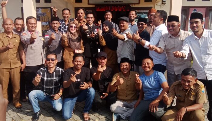 Memeriahkan HUT Bhayangkara ke 79Polsek Cibadak Mengadakan Perlombaan Panjat pinang dan Potong tumpeng 