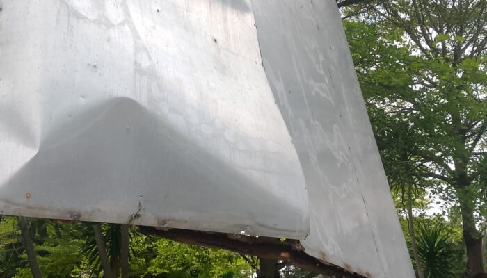 Papan Reklame di Rumah Dinas Walikota Cilegon Diduga Tak Terawat, Berkarat dan Nyaris Roboh