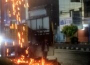 Viral! Proyek Reklame Instruksi Wali Kota Cilegon Diduga Langgar K3, Percikan Api Picu Kekhawatiran Pengguna Jalan