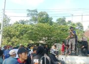 Ratusan warga Cimarga, Kabupaten Lebak, Banten turun ke jalan dan melakukan aksi penyegelan sejumlah lokasi tambang pasir di Cimarga