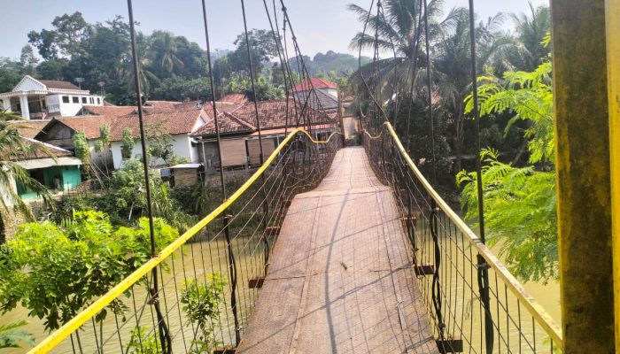 Jembatan Gantung di Kampung Belendung Mulai Rusak, Warga Sesalkan Pelaksanaan Perehaban diduga Asal-Asalan