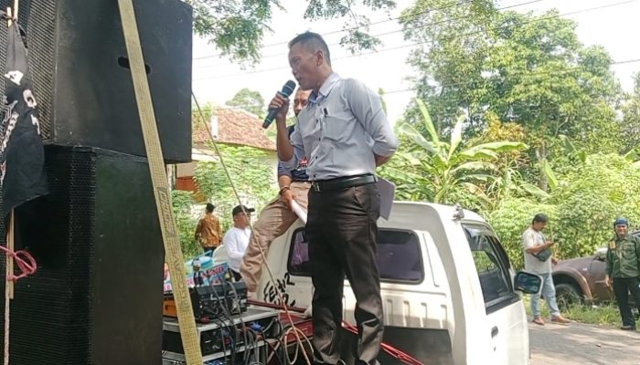 Sejumlah organisasi masyarakat mendesak camat karanganyar untuk mundur dari jabatannya. 