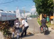 Warga Gunung Sugih Gotong Royong Perbaiki Jalan Rusak Secara Swadaya