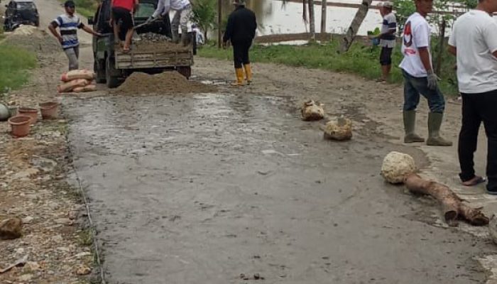 Warga dan Paguyuban Cisimeut Bersatu Perbaiki Jalan Utama Menuju Baduy,