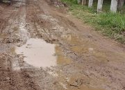 Jalan Berlumpur Akibat Proyek PT Krakatau Tirta Industri, Warga Kerenceng Minta DLH Turun Tangan