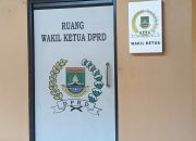 Pintu Gerbang DPRD Cilegon Rusak, Kunjungan Warga Justru Diabaikan Oknum Wakil Ketua Dewan, Gerbang dan Sikap sama-sama Rusak