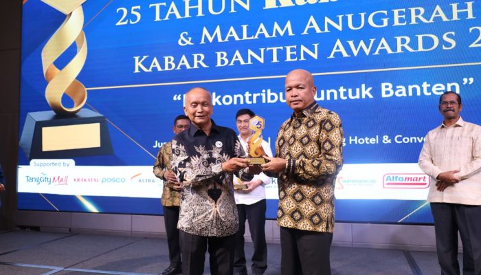 Kapolda Banten Terima Penghargaan di HUT Kabar Banten ke-25