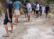 Tak Kunjung ada perbaikan dari pemdes setempat, Warga Kampung Tegal Perbaiki Jalan Poros Desa Secara Swadaya