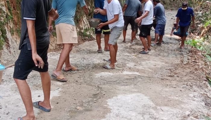 Tak Kunjung ada perbaikan dari pemdes setempat, Warga Kampung Tegal Perbaiki Jalan Poros Desa Secara Swadaya