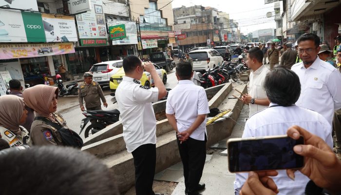 Gubernur Andra Soni Tinjau Pembangunan Frontage Flyover Unyur untuk Atasi Kemacetan
