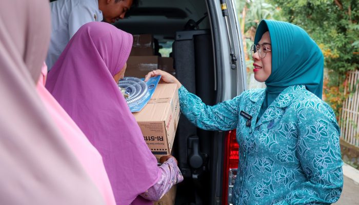 Tinawati Andra Soni Salurkan Bantuan Alat Dapur bagi 33 Keluarga Korban Bencana di Anyer