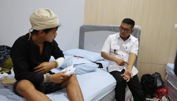 Gubernur Andra Soni Jenguk Revan, Warga Baduy Korban Pembacokan di Jakarta