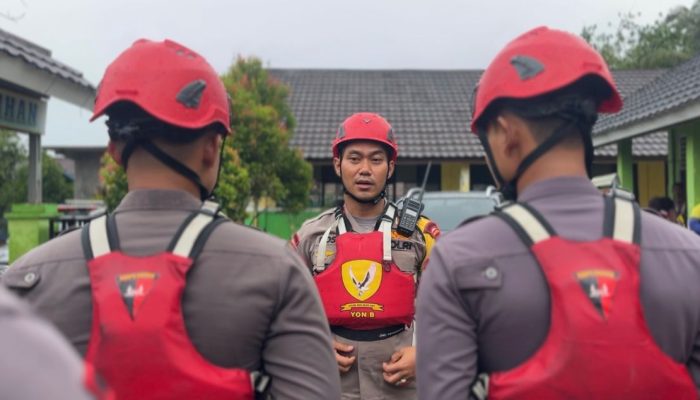 Penanganan Banjir di Padarincang, Brimob Hadir untuk Masyarakat