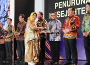 Sukses Turunkan Ketimpangan, Gubernur Banten Andra Soni Terima Penghargaan Kinerja Pemda dari Kemendagri