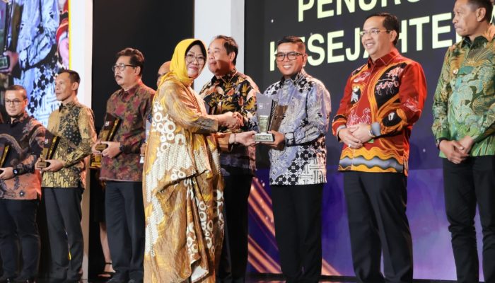 Sukses Turunkan Ketimpangan, Gubernur Banten Andra Soni Terima Penghargaan Kinerja Pemda dari Kemendagri