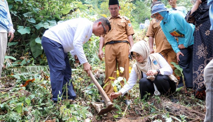 Tinjau Curug Cimanggung, Gubernur Andra Soni Prioritaskan Infrastruktur Wisata Lewat Program ‘Bang Andra’