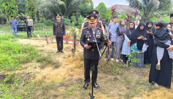 Kapolres inhil AKBP Farouk Otora Pimpin langsung Upacara Pemakaman Alm. AKP Sukirul  