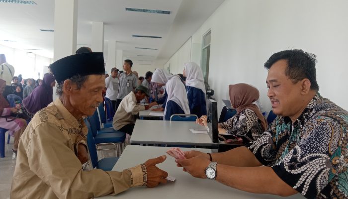 Dinsos Provinsi Banten Salurkan Bantuan UEP dan Jaminan Sosial Keluarga untuk Warga Kota Cilegon