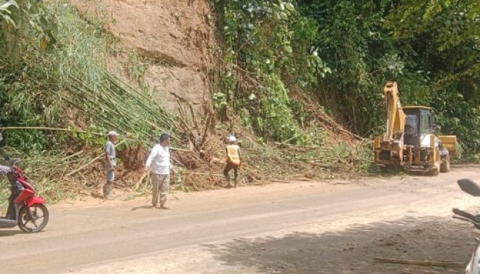 Gerak Cepat Dinas PUPR Tangani Longsor Di Jalan Cileles Gunungkencana 