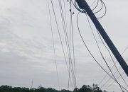 Kabel WiFi Semrawut dan Miring di Tanjakan Tajur Kecamatan Cikulur Dinilai Membahayakan Pengguna Jalan