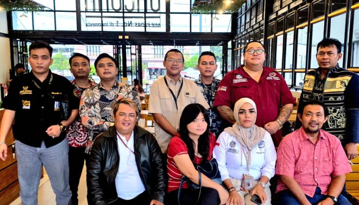 KETUA UMUM FERADI WPI BERSAMA KETUA DPC & PESERTA MAGANG SETELAH PENDAMPINGAN DI POLRES METRO BEKASI BERKUNJUNG KE SALAH SATU RUMAH MAKAN DI AREA BEKASI