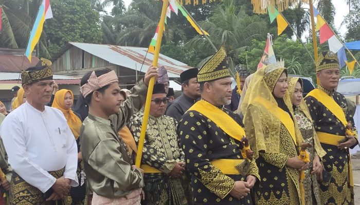 Tepuk Tepung Tawar Jadi Simbol Kepercayaan Publik, Kapolsek Kemuning Perkuat Harmoni Kamtibmas