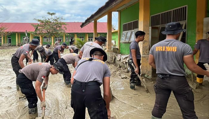 Personel BKO Sat Brimob Polda Banten Bersihkan Sekolah Terdampak Bencana di Aceh Utara