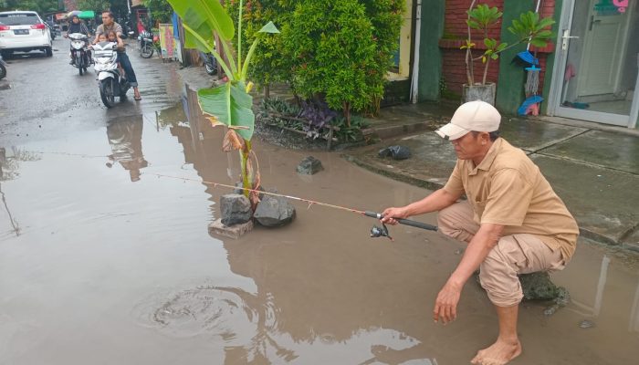 Jalan Rusak Parah di Pusat Aktivitas Warga Panggungrawi Ditanami Pohon Pisang, Warga Desak Pemkot Cilegon Bertindak Cepat