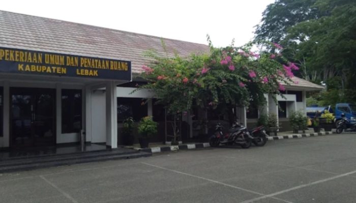 Jembatan Penghubung Desa Sindanglaya–Cirompang Lumpuh Total, Akses Masyarakat Terhenti, PUPR Lebak Lakukan Tindak Lanjut