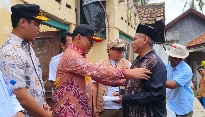 HUT ke-18 Gerindra, Warga Grogol Terima Bantuan Renovasi Rumah