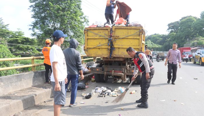 Laksanakan Perintah Presiden, Polresta Tangerang Turun Bersihkan Titik Rawan Sampah