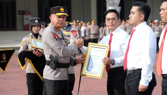 Upacara Hari Kesadaran Nasional, Kapolda Banten Berikan Penghargaan kepada 6 Personel