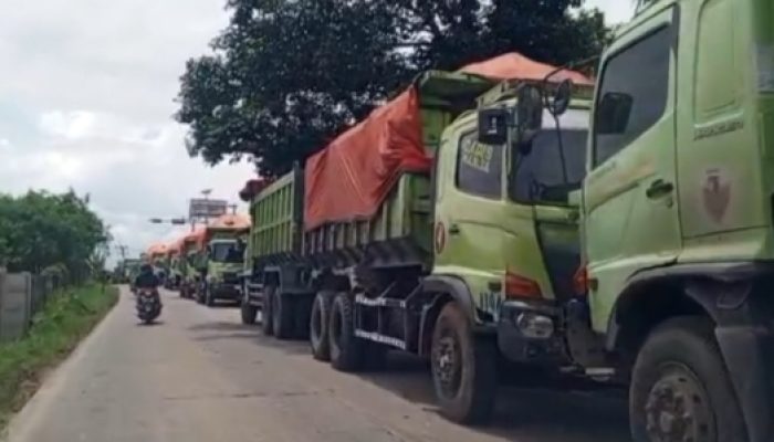 Dump Truck Galian Tanah Kuasai Bahu Jalan Curug Bitung, Pengawasan Dishub dan Satlantas Dipertanyakan