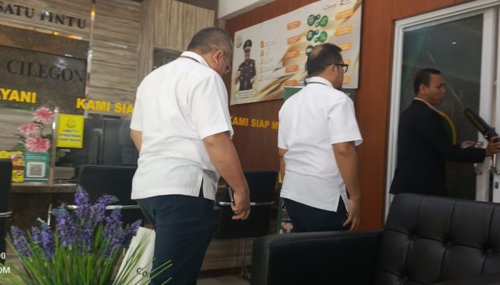Dua Pejabat BUMD Datangi Kejari Cilegon, Alat Komunikasi Dilarang Dibawa Saat Pemeriksaan