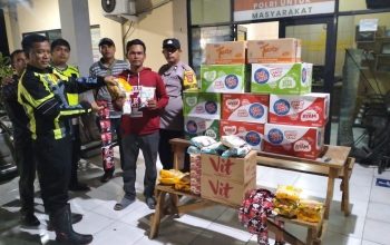 Caption : Bantuan paket makanan siap saji untuk warga korban banjir dari Kapolres Cilegon AKBP Martua Raja Taripar Laut Silitonga, yang diperuntukan bagi warga korban banjir melalui Polsek Purwakarta dan Polsek Cibeber. (Foto : Daeng Yusvin)