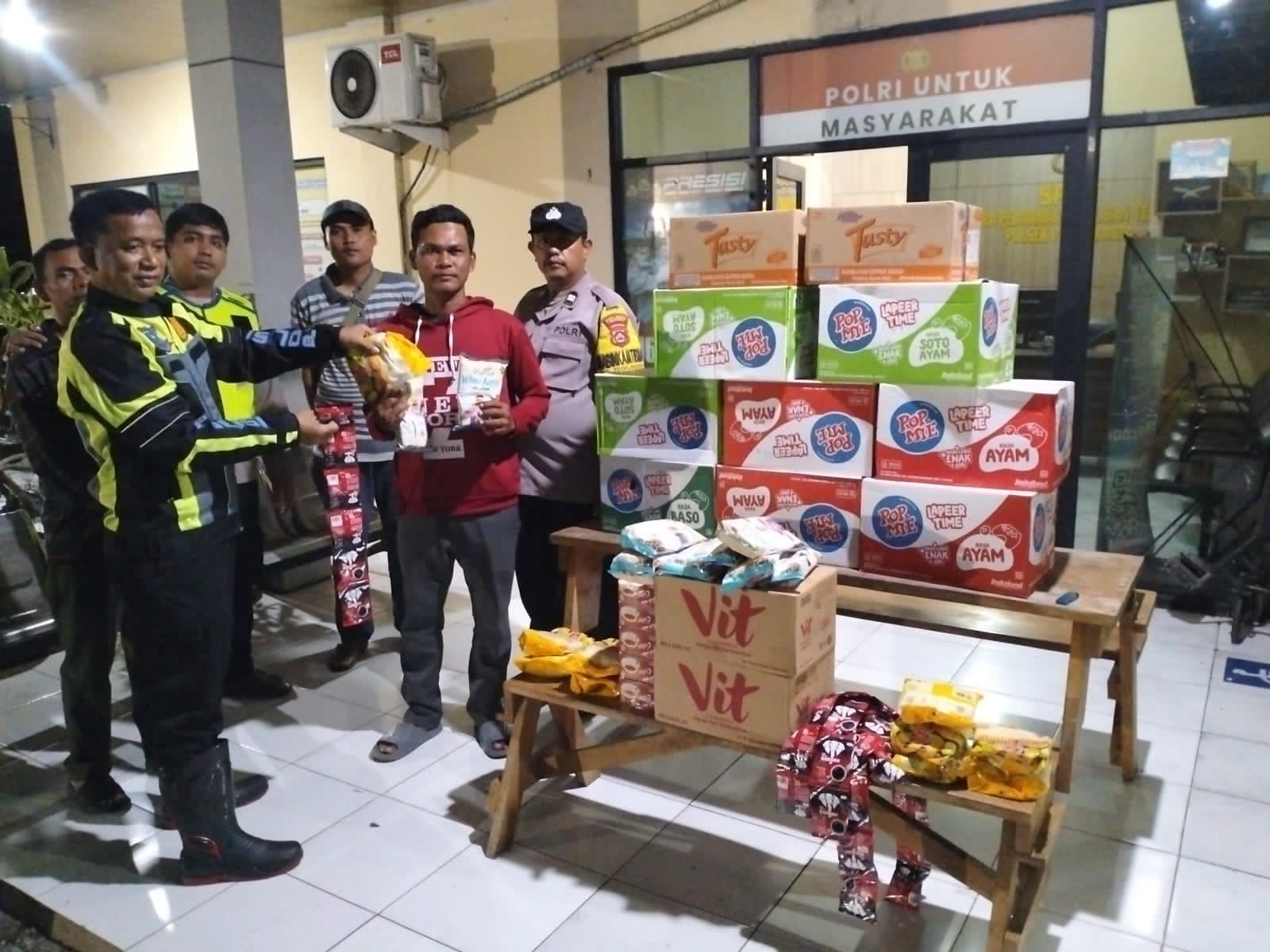 Caption : Bantuan paket makanan siap saji untuk warga korban banjir dari Kapolres Cilegon AKBP Martua Raja Taripar Laut Silitonga, yang diperuntukan bagi warga korban banjir melalui Polsek Purwakarta dan Polsek Cibeber. (Foto : Daeng Yusvin)