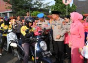 Polda Banten Bagikan Ratusan Takjil kepada Masyarakat