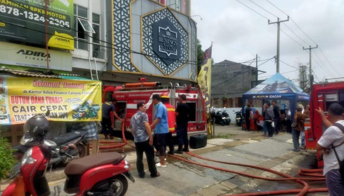 Kebakaran di Kantor Adira Cilegon, 3 Unit Damkar Dikerahkan, Korban Sempat Terjebak di Lantai Dua